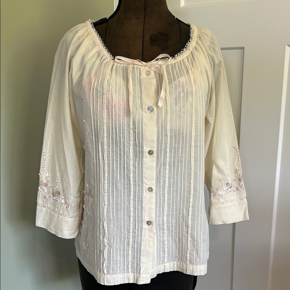Contrepoint blouse 3/4 sleeve cream embroidery pleats & abalone shell buttons